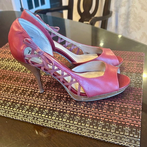 Tribeca by Kenneth Cole Red Leather Peep Toe Pumps with Lattice Details Size 10 - Picture 5 of 9